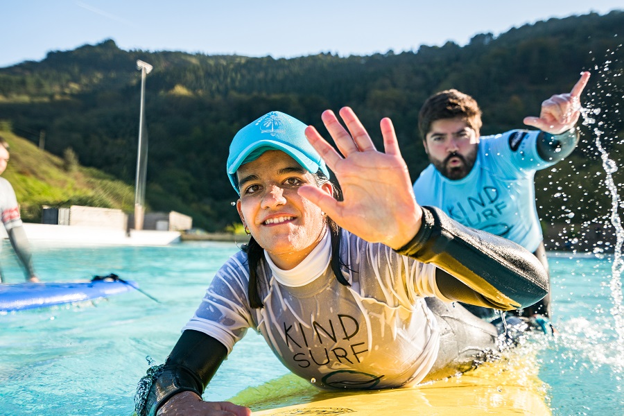 Kind surf at Wavegarden. 