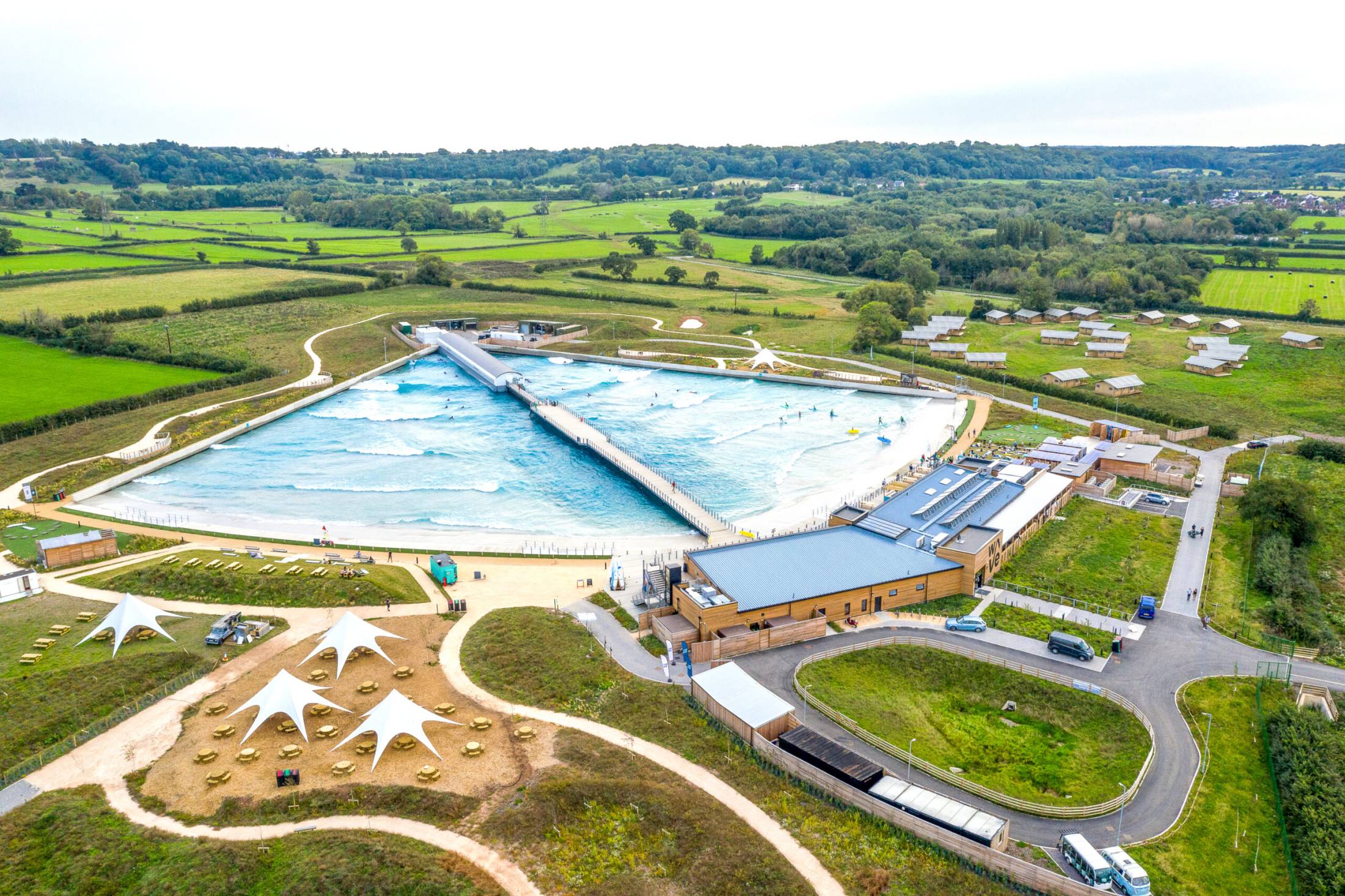 La primera playa tropical de surf llega a Brasil y está ubicada a 120 km de la costa de São Paulo.